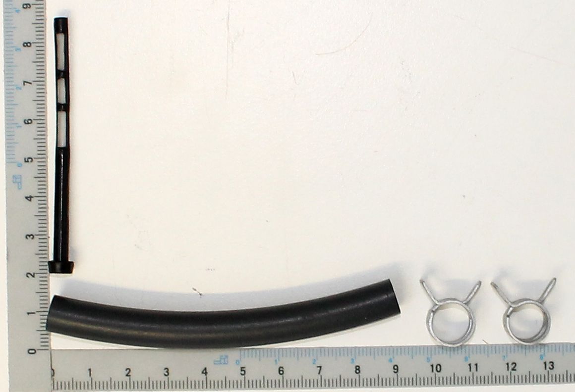 Ein Benzinschlauch mit zwei Metallklammern und einem Lineal zur Größenveranschaulichung. Der Schlauch ist etwa 90 cm lang und hat einen Außendurchmesser von 10 mm. Die Klemmen dienen zur Befestigung des Schlauchs.