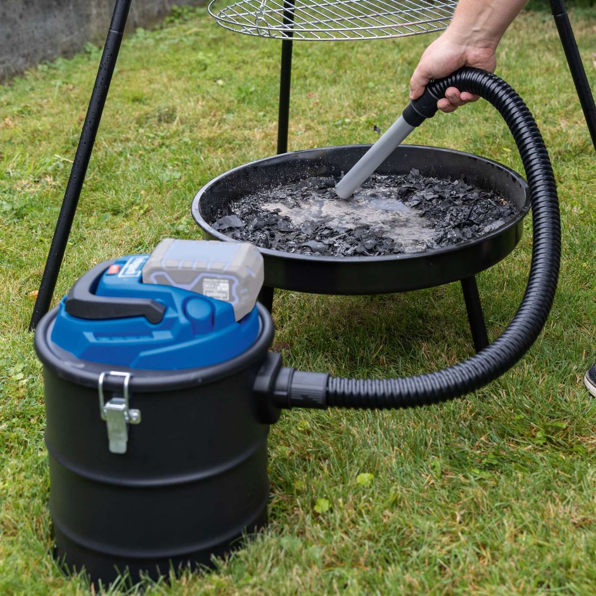 Grillabflusssystem mit integriertem Abflussbehälter und Sprühsystem für Grillreste