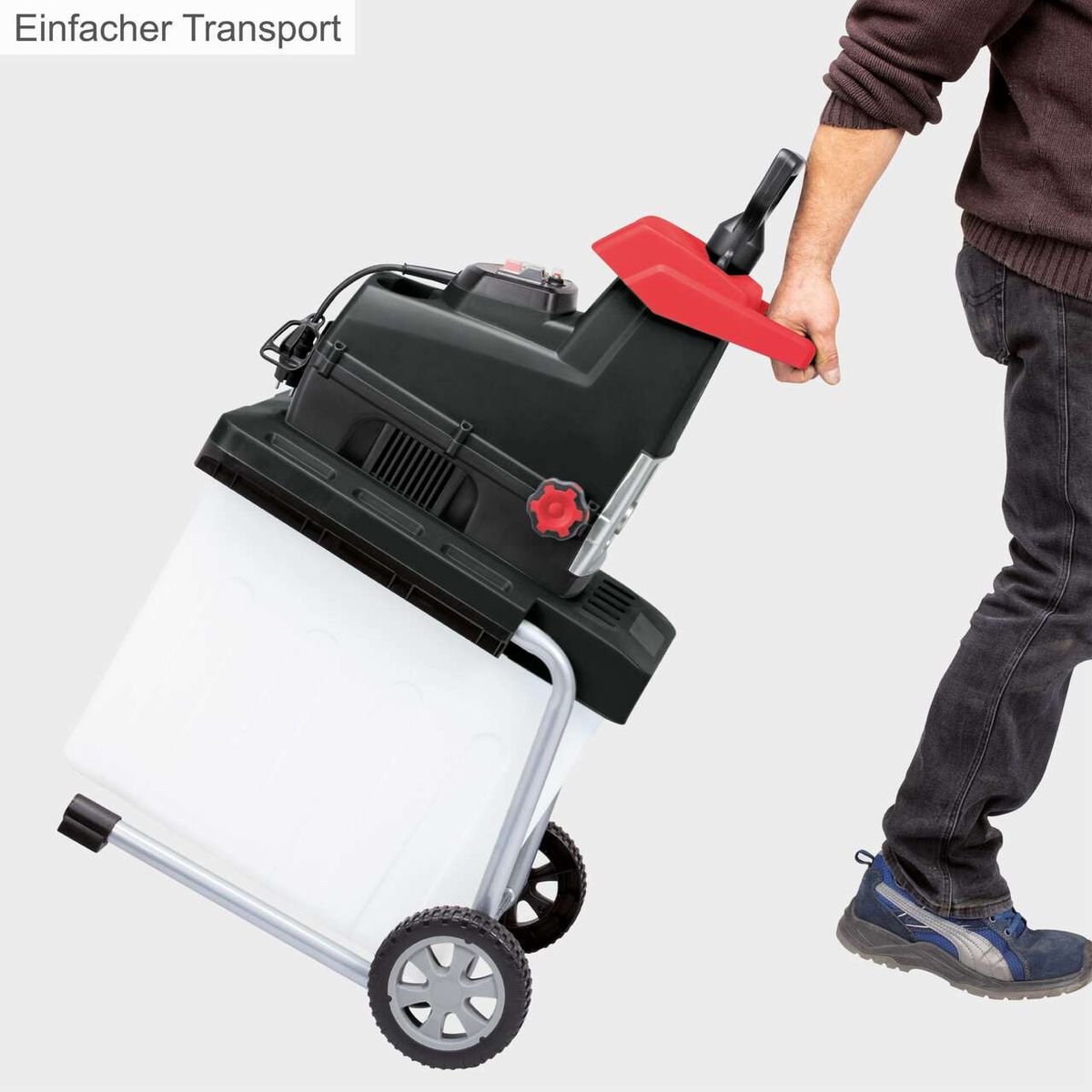 Scheppach-Leisehäcksler mit Transportwagen und Rücklaufsystem für Aststärke 45 mm, während des Transports