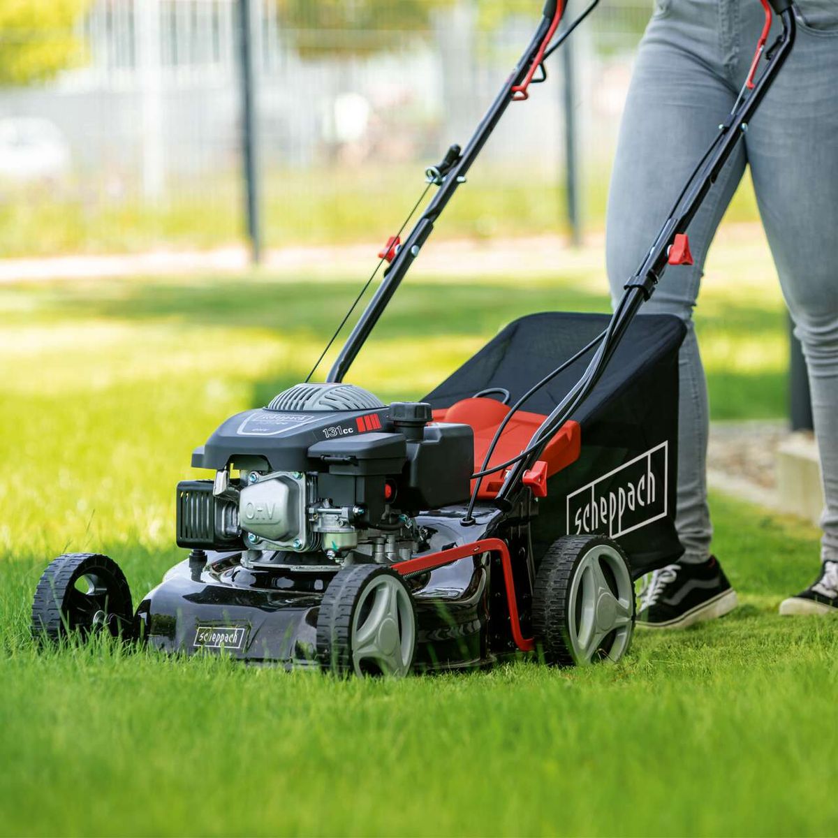 The Scheppach petrol lawn mower MS132-42 with 3.4HP, 420mm cutting width, wheel drive and 45L catch box. Key features: 131cc engine, OCV technology, sturdy construction.