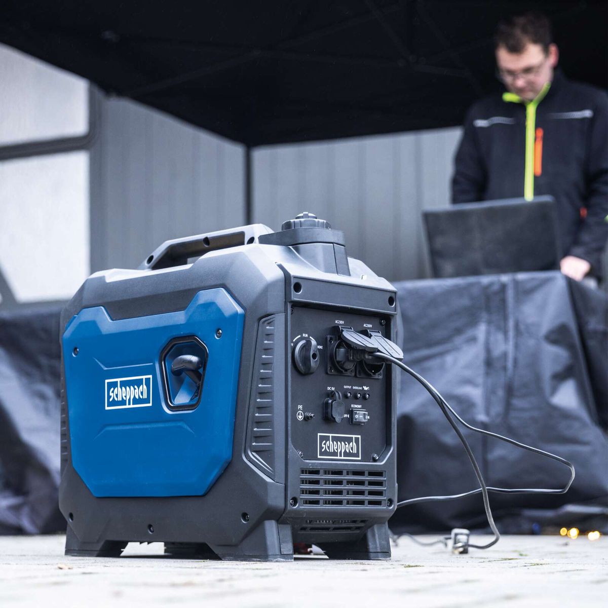 Scheppach-Inverter-Stromerzeuger mit USB-Anschlüssen und Tankanzeige für Motorleistung und Tankvolumen