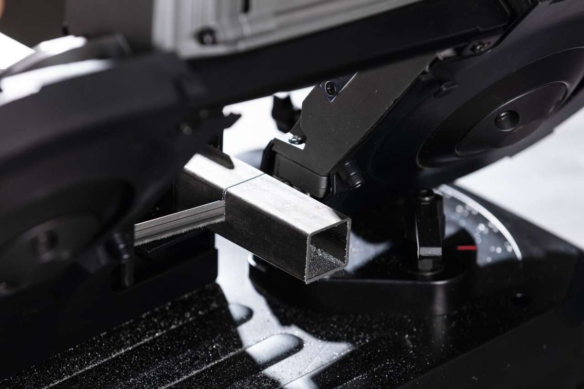 Metallbandsäge MBS1200xt Scheppach, Detailansicht des Sägetischs mit Führungsschiene. Die Maschine ist von vorne gezeigt.