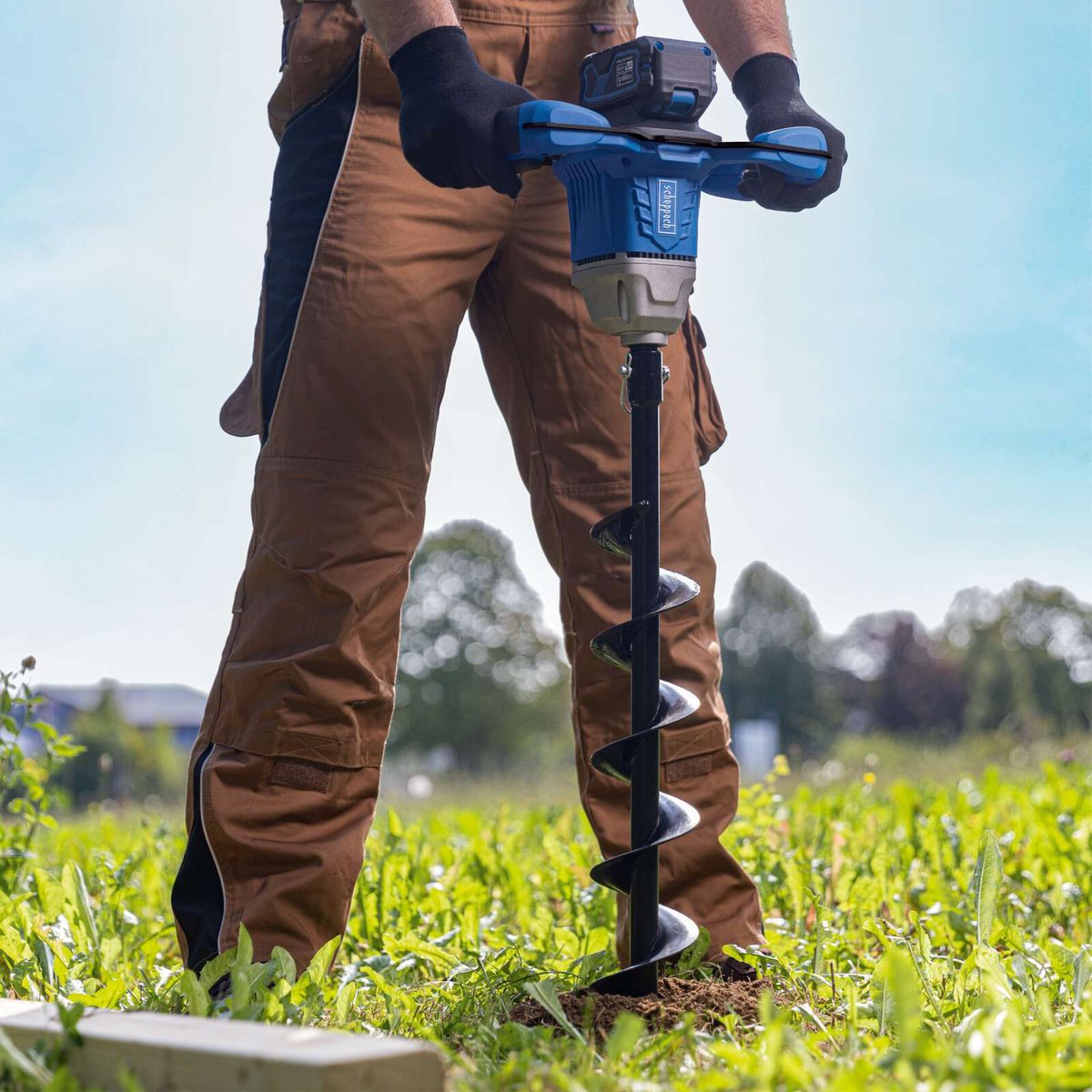Der Akku Erdbohrer EB100-X von Scheppach mit 20V, 800mm Bohrerlänge und Ø100mm Bohrer. Er verfügt über 3 Betriebsmodi und einen Softgrip. Im Lieferumfang sind ein 4Ah Akku und ein 2,4A Ladegerät enthalten.