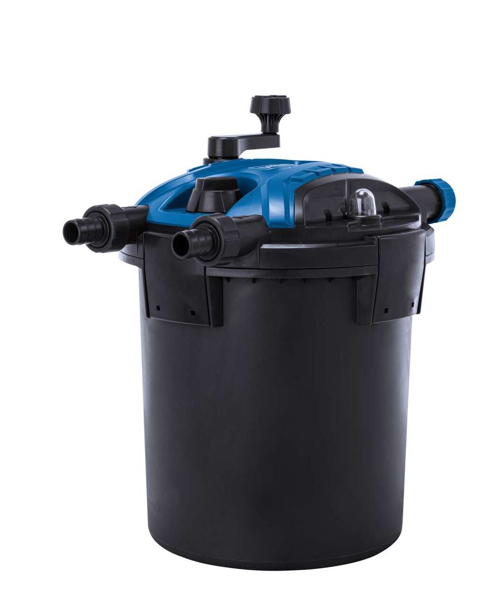 Teichdruckfilter Set PFS8000 von Scheppach, gezeigt von der Seite. Der Filter hat einen schwarzen Behälter mit blauen und schwarzen Komponenten oben. Zwei schwarze Schläuche sind an den Seiten angebracht.
