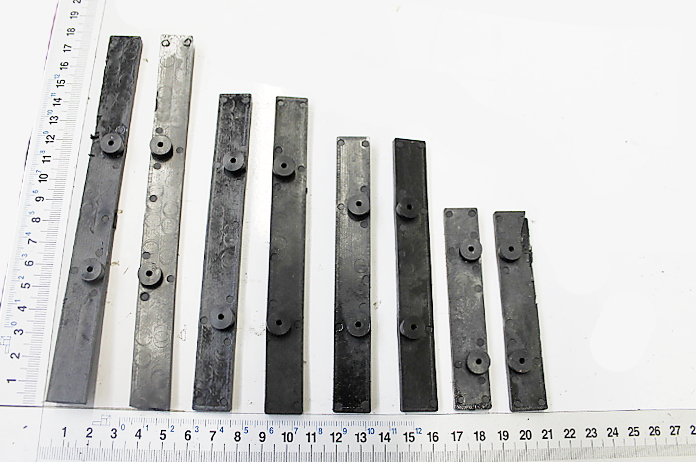 Tischeinlagen von Scheppach in verschiedenen Größen, von links nach rechts absteigend sortiert. Die Einlagen sind aus Metall und haben Befestigungslöcher.