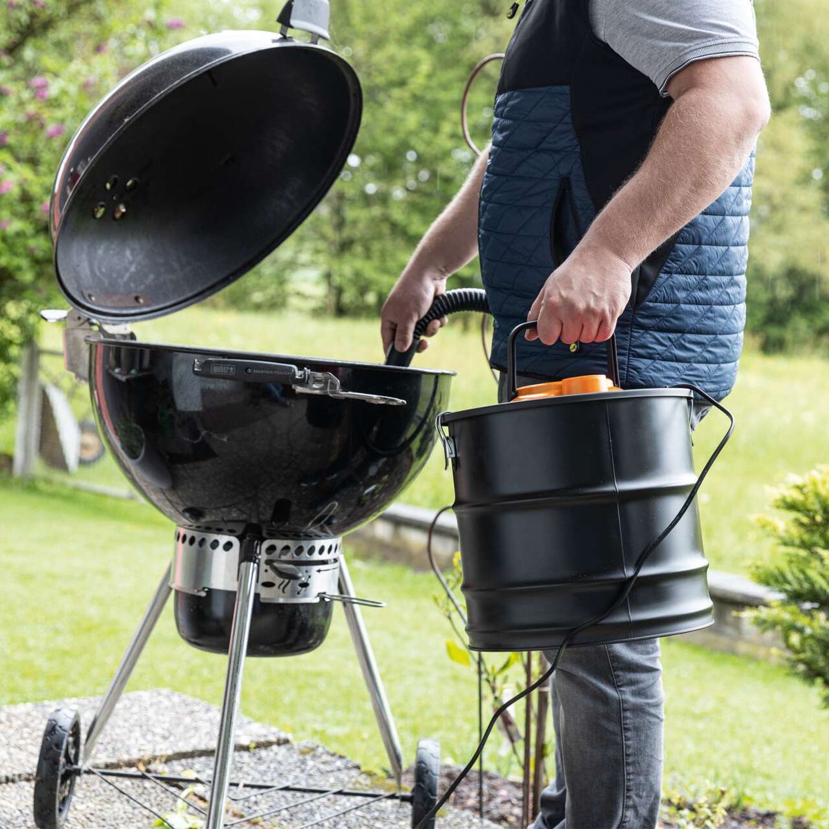 Der Aschesauger IX-AS20 IXES von Scheppach verfügt über einen praktischen Griff für einfachen Transport und eine robuste Konstruktion für zuverlässige Leistung. Der integrierte Staubsack erleichtert die Handhabung von Asche.