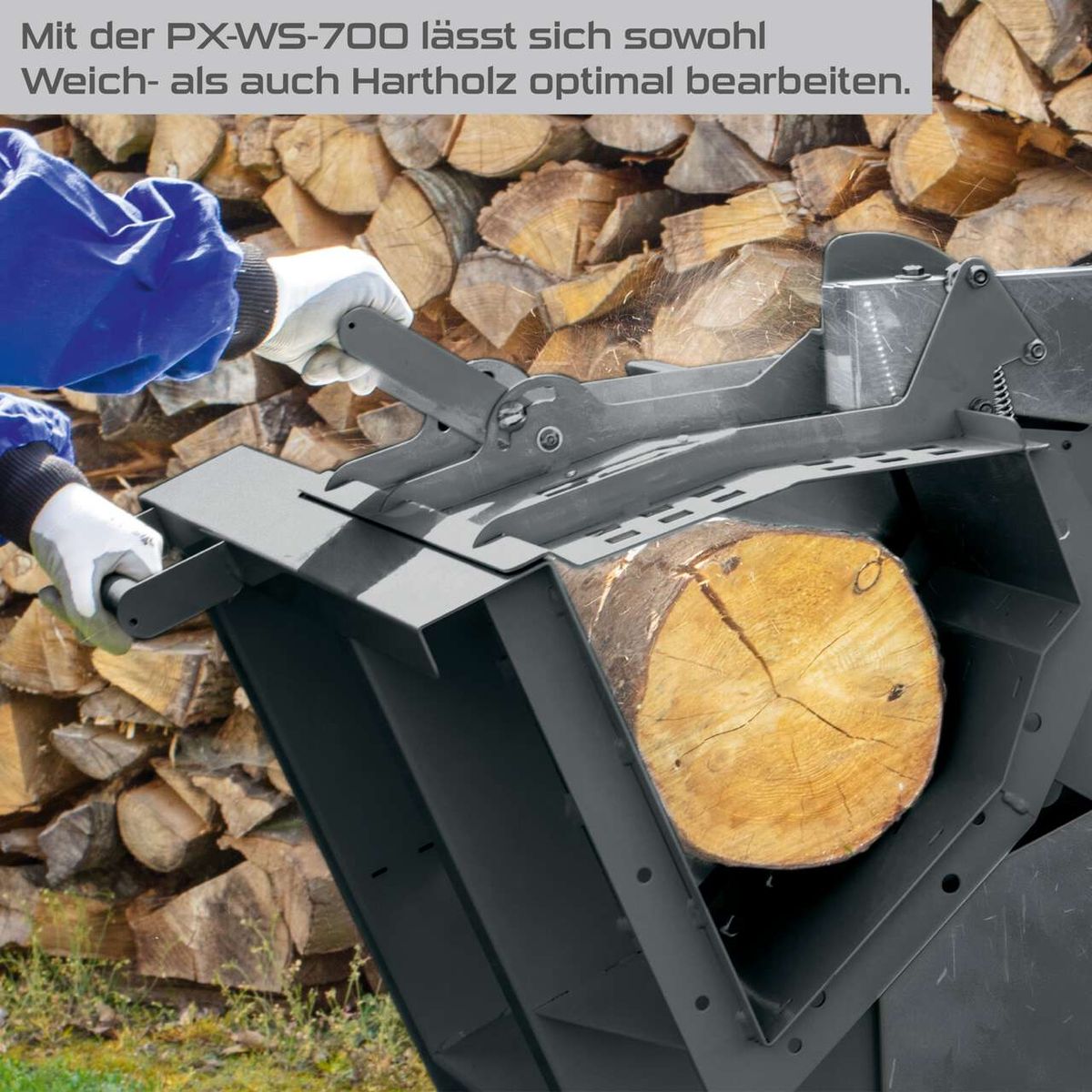Wippsäge PX-WS-700 mit Holzstapel und Sägeblatt für präzise Bearbeitung von Weich- und Hartholz