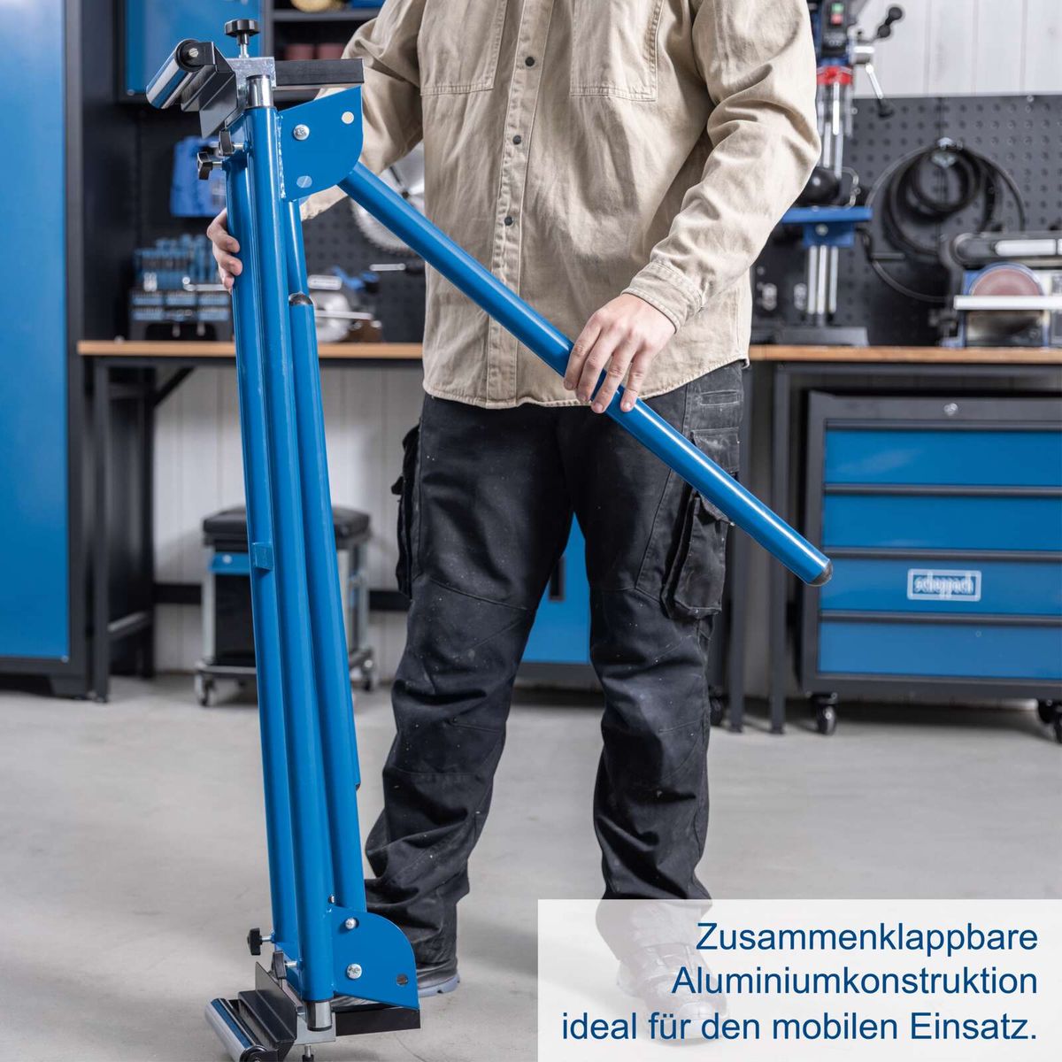 Faltbares Aluminiumgestell mit praktischer Traglast für mobilen Einsatz, ideal für Werkzeuge und Maschinen.