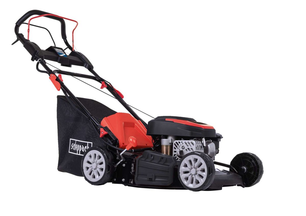 Benzin Rasenmäher MS150-46E SE von Scheppach, seitliche Ansicht. Der Rasenmäher hat einen schwarzen Auffangbehälter und einen roten Motor.