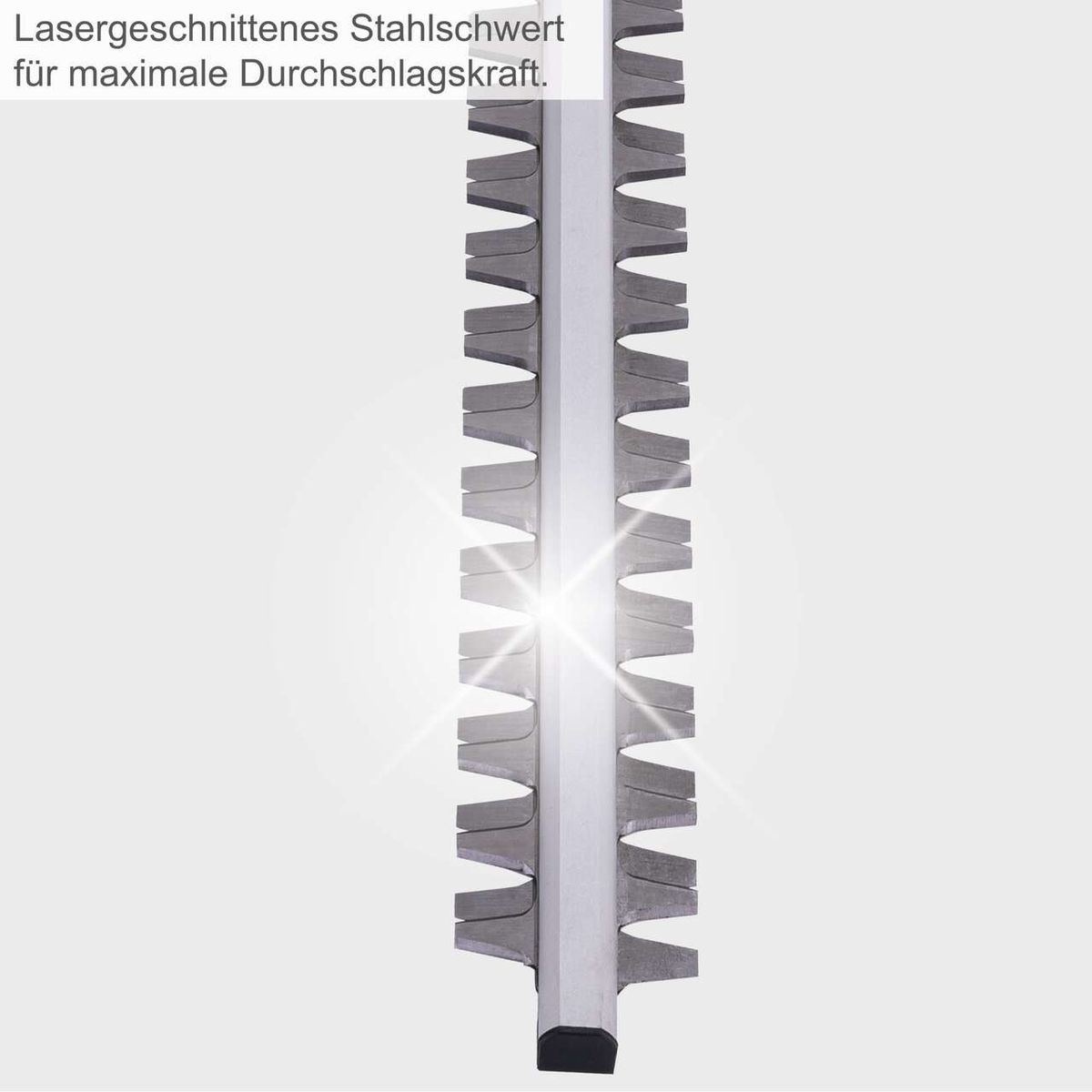 Lasergeschnittenes Stahlschwert für maximale Durchschlagskraft. 10-stufige Verstellung für präzisen Schnitt. Elektro-Langstiel-Heckenschere ETHT1000 Scheppach mit 410mm Schnittlänge und 230V Betriebsspannung.