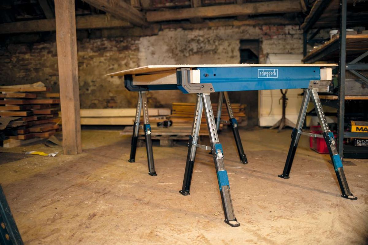 Sägebock MWB600 von Scheppach, Höhe einstellbar von 61,8 bis 82 cm, Traglast von 2x 589 kg. Gezeigt von der Seite.