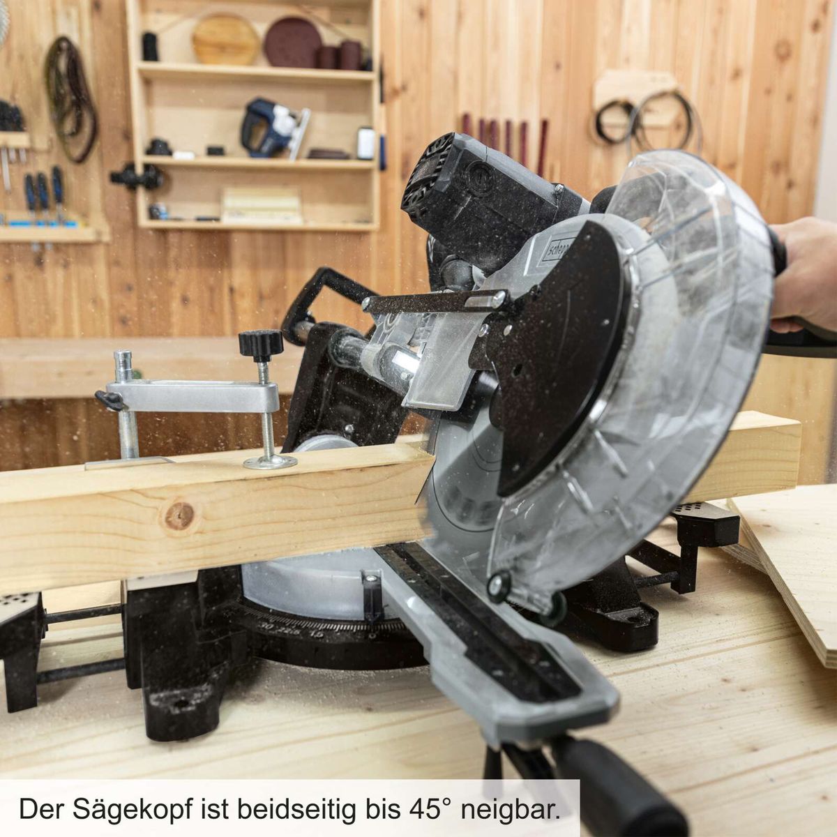 Der Sägekopf ist beidseitig bis 45° neigbar.