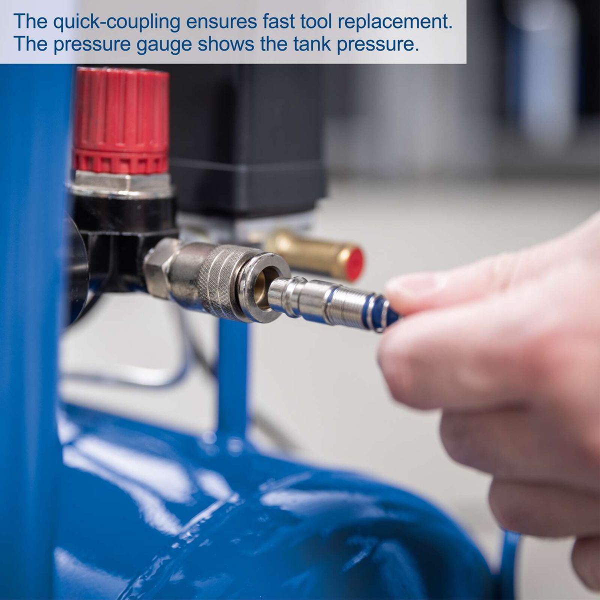 The Scheppach HC26Si compressor features a quick coupling for fast tool change. The pressure gauge displays the tank pressure.