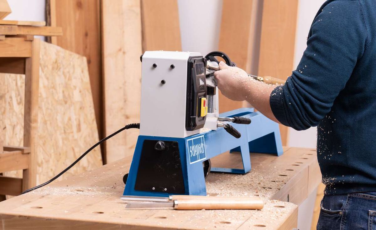 Scheppach-Drechselmaschine mit Werkstückhalterung für 350 mm Durchmesser beim Einsatz