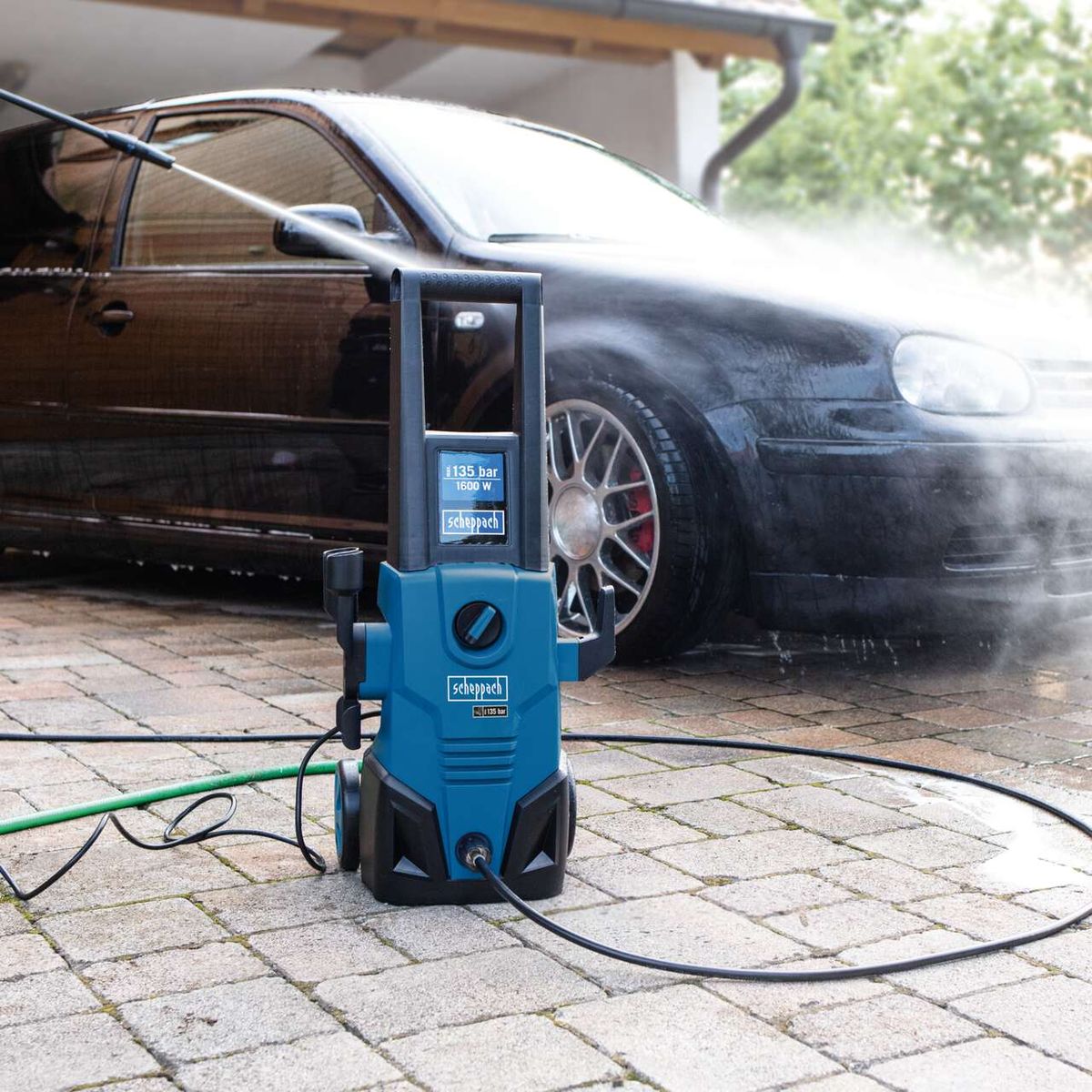 Der Scheppach Hochdruckreiniger HCE1600 hat eine Druckleistung von 135 bar und eine Leistung von 1600 Watt.