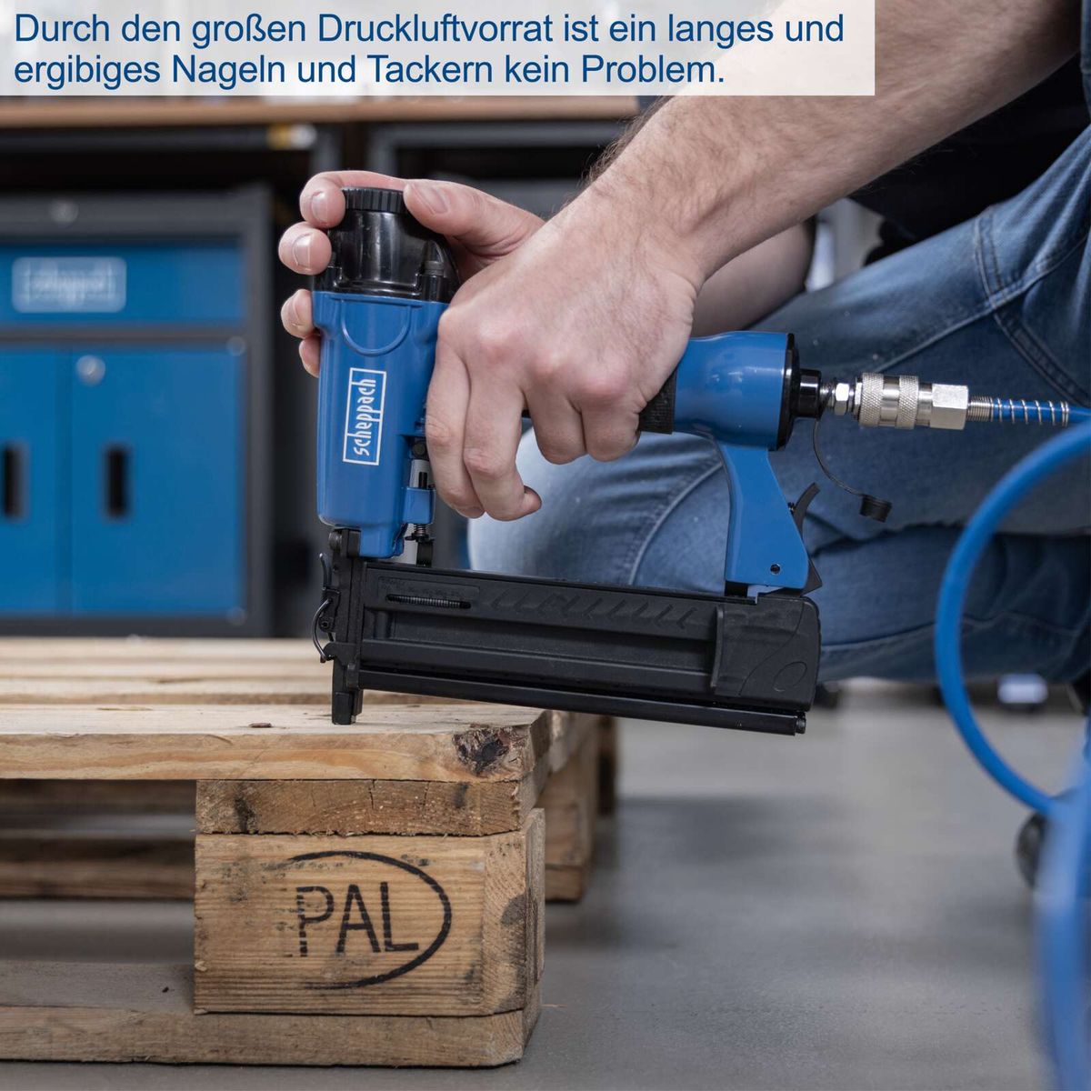 Scheppach-Kompressor mit großem Luftvorrat für effizientes Nageln und Stapeln von Paletten