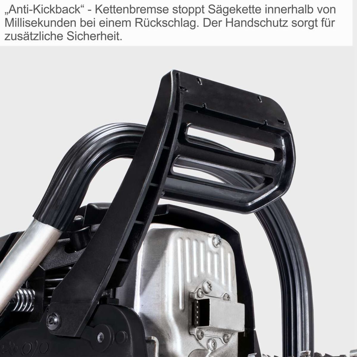 Die Benzin-Kettensäge CSP49-4T von Scheppach verfügt über eine Anti-Kickback-Kettenbremse, die die Sägekette innerhalb von Millisekunden bei einem Rückschlag stoppt. Der Handschutz sorgt für zusätzliche Sicherheit.