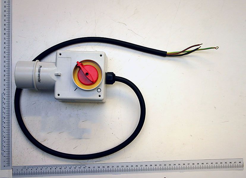 Schalter-Stecker-Kombination mit Skala und Kabel, von vorne fotografiert.