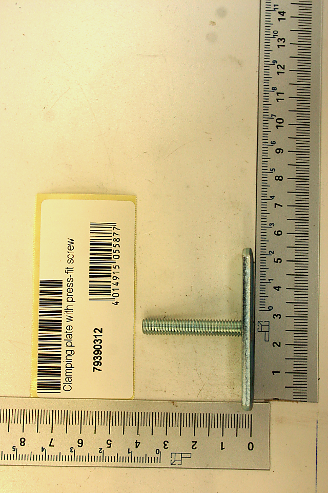 Klemmplatte mit Einpressschraube, Artikelnummer 79390312, neben einem Lineal zur Größenveranschaulichung.