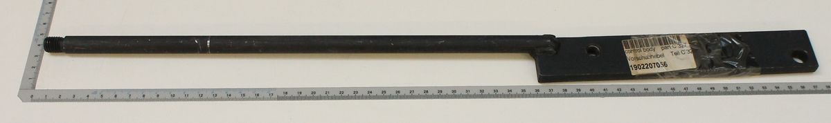 Vorschubhebel mit Etikett, Länge ca. 45 cm, neben einem Lineal zur Größenveranschaulichung.
