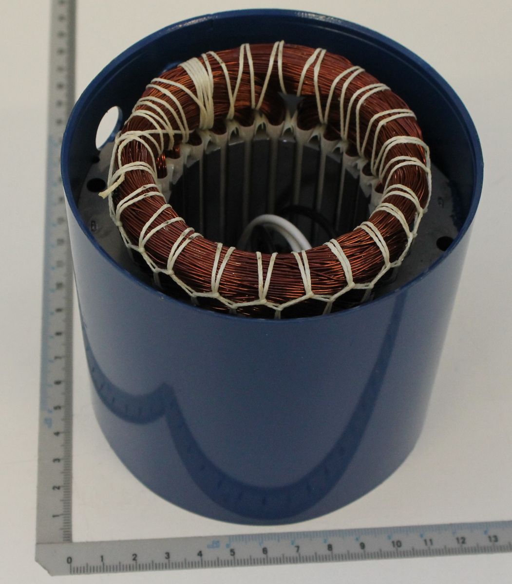 Stator kpl. von Scheppach, frontalansicht. Der Stator hat eine zylindrische Form mit gewickelten Spulen.