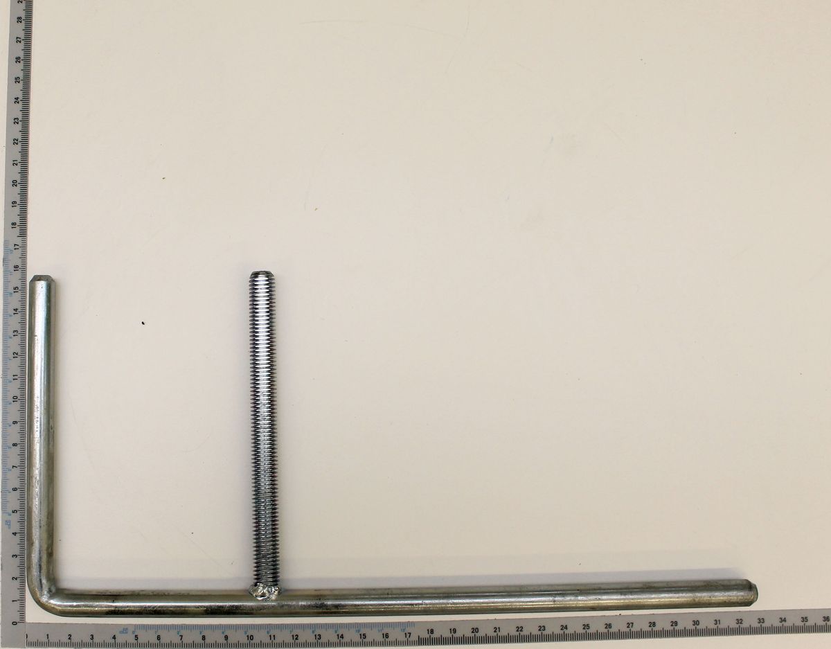 Ein Werkzeugauflage von Scheppach mit einem Lineal im Hintergrund. Die Werkzeugauflage ist von der Seite zu sehen.