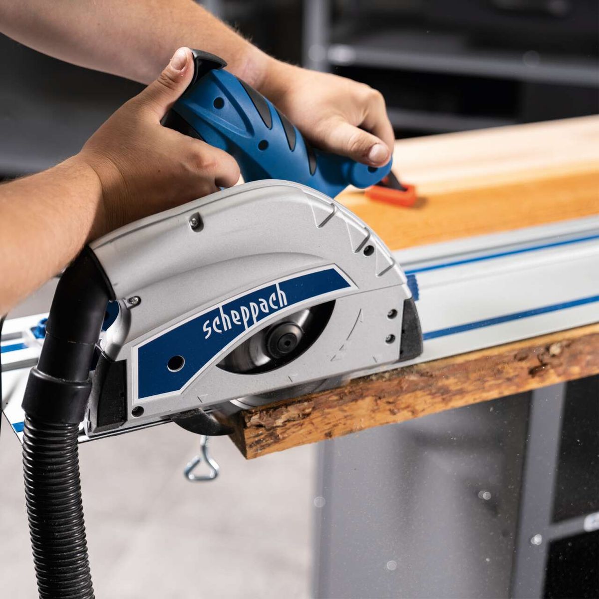 Die Tauchsäge PL55 von Scheppach mit 2x700mm Führungsschiene, 1200W Leistung und 160mm Sägeblatt mit 24 Zähnen. Die Säge verfügt über eine praktische Staubabsaugung.