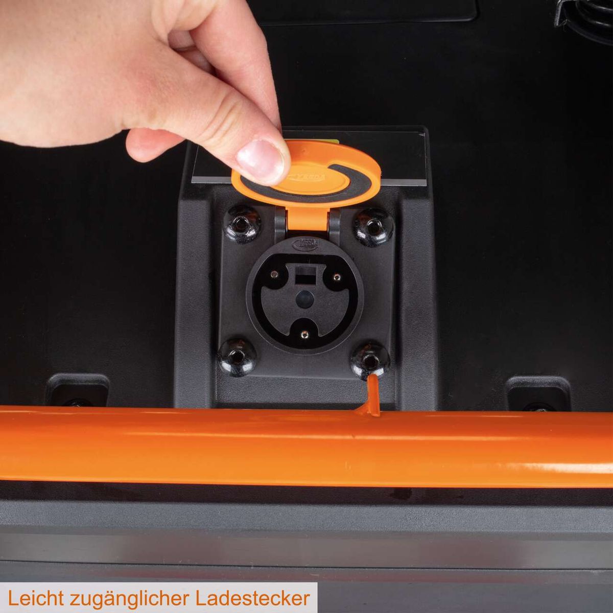 Ergonomischer Ladestecker für Akku-Werkzeug, leicht zugänglich auf dem Gerät montiert