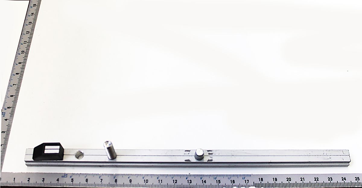 Scheppach-Gleitleiste mit integriertem Messsystem und kleinen Befestigungselementen