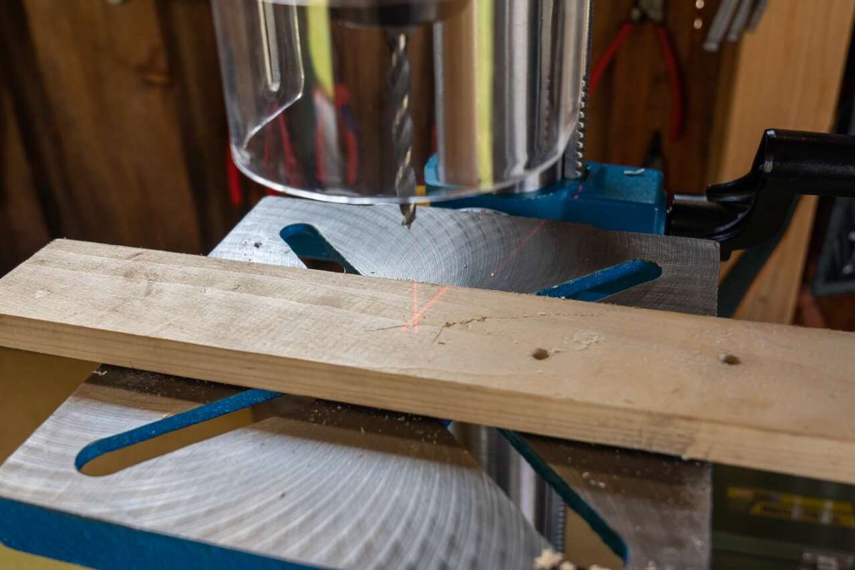 Scheppach Tischbohrmaschine mit Laserausrichtung und variabler Drehzahl, Detailansicht Bohrspindel und Werkstückhalterung