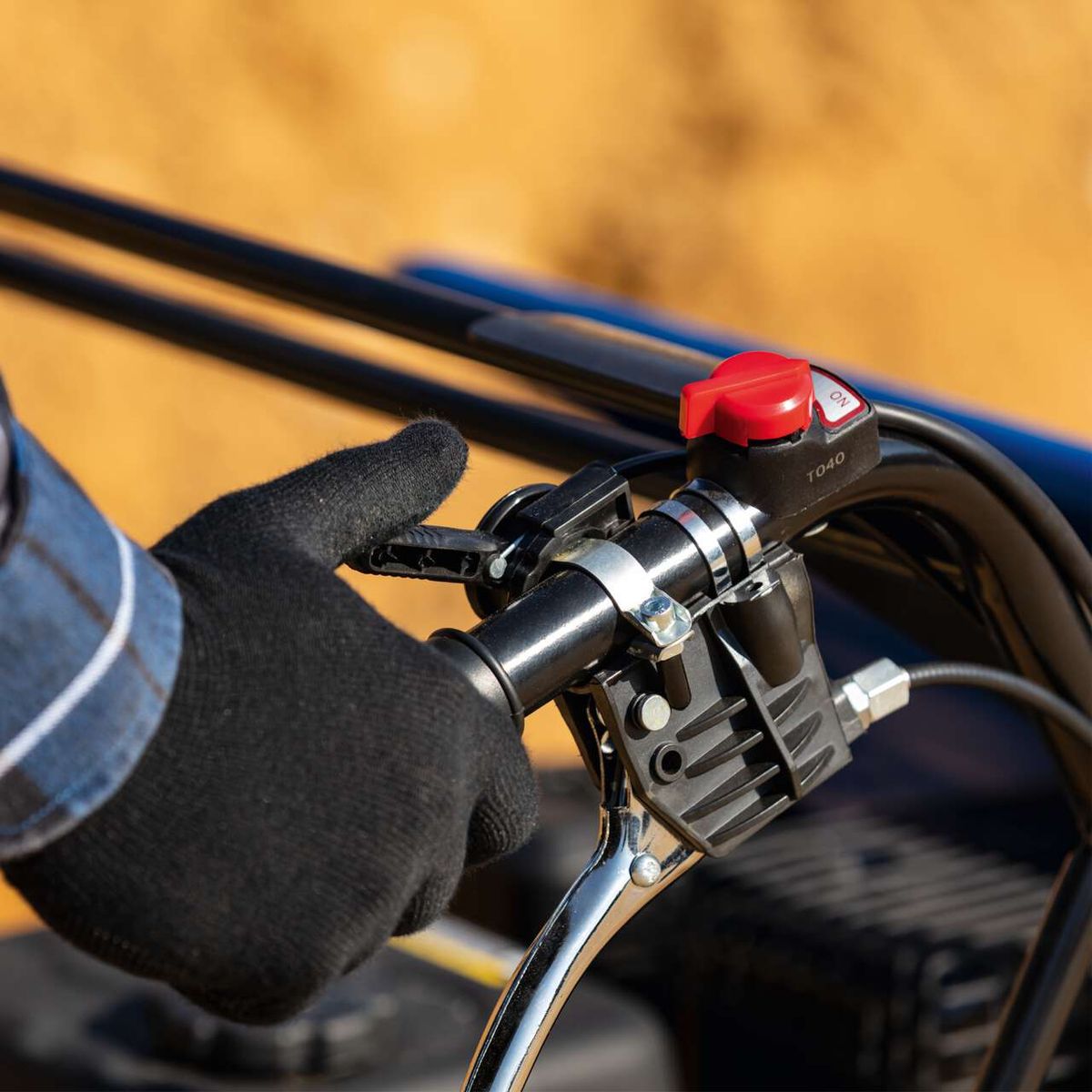 Handgriff mit Schaltknopf für Scheppach-Dumper-Details, Fokus auf Steuerungselement