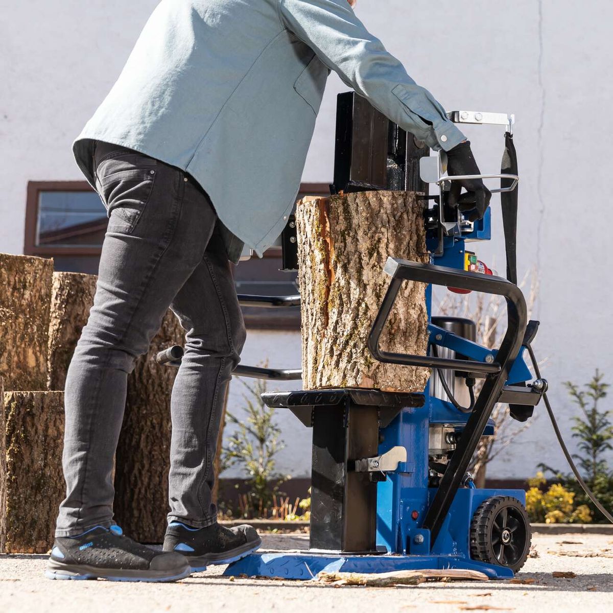 Der Holzspalter Compact 10t von Scheppach verfügt über eine robuste Bauweise und einen starken Motor. Er eignet sich für Meterholz bis 1070mm x 380mm. Der Spalter arbeitet mit 3150W Leistung und ist für den Heimwerkerbedarf ideal geeignet.