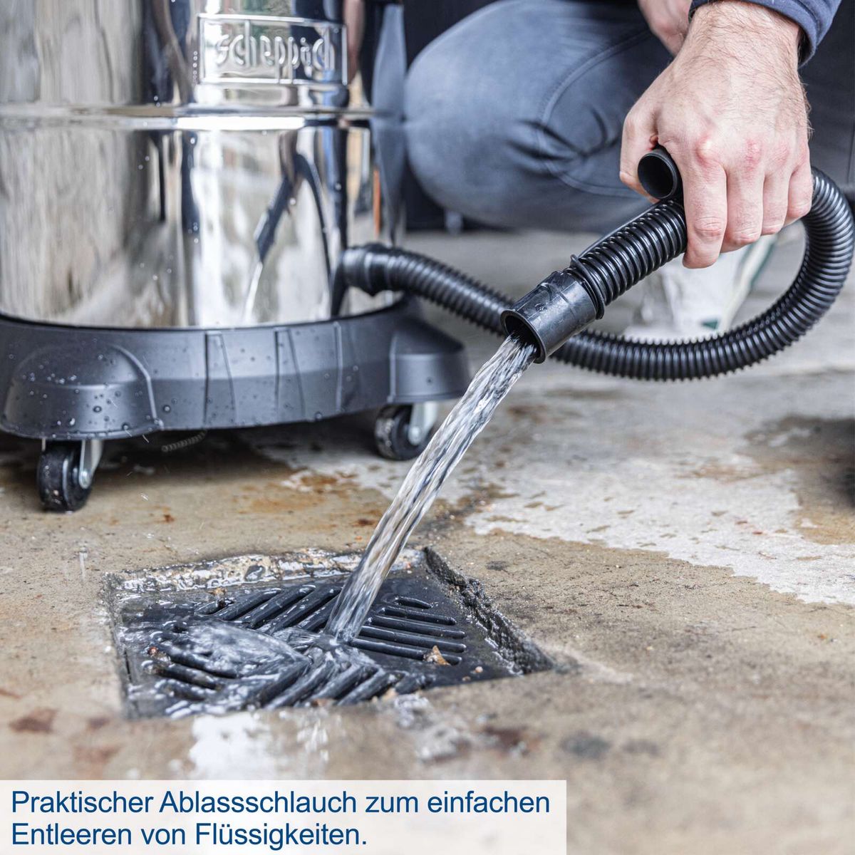 Der Elektro-Nass-/Trockensauger VC50 von Scheppach verfügt über einen praktischen Ablassschlauch zum einfachen Entleeren von Flüssigkeiten.