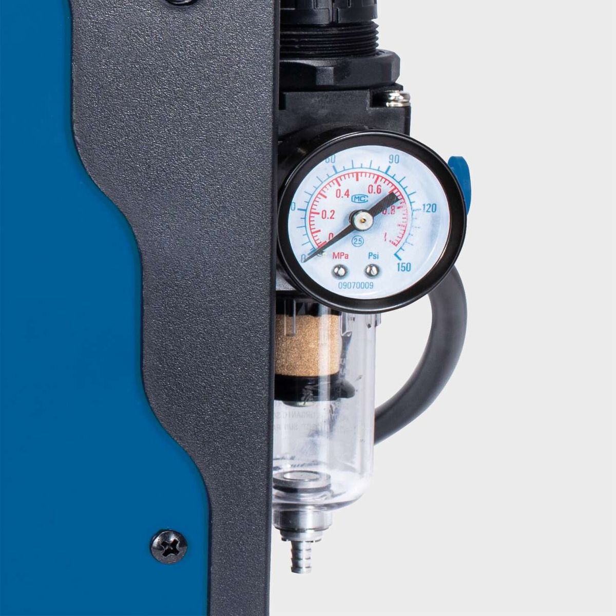 Der Scheppach PLC40 Plasmaschneider verfügt über ein Druckmanometer zur präzisen Druckkontrolle. Das Manometer misst bis zu 1,6 MPa (250 Psi) und hat eine Skala von 0-150 Psi für genaue Einstellungen.