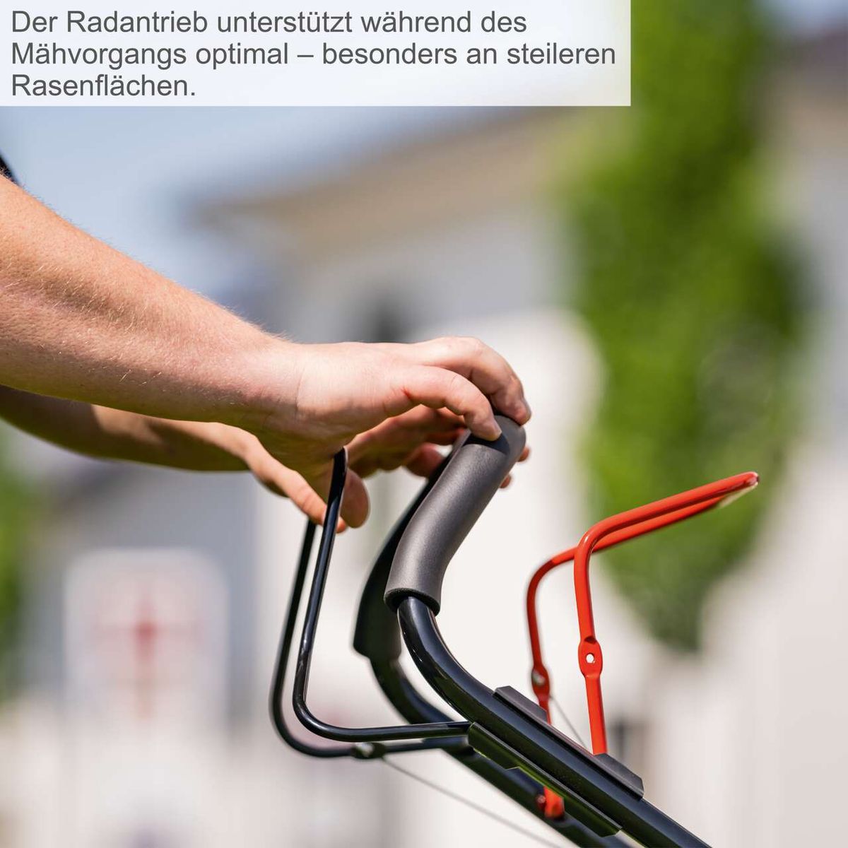 Der Scheppach Benzin Rasenmäher MS225-53 unterstützt optimal während des Mähvorgangs, besonders an steileren Rasenflächen.