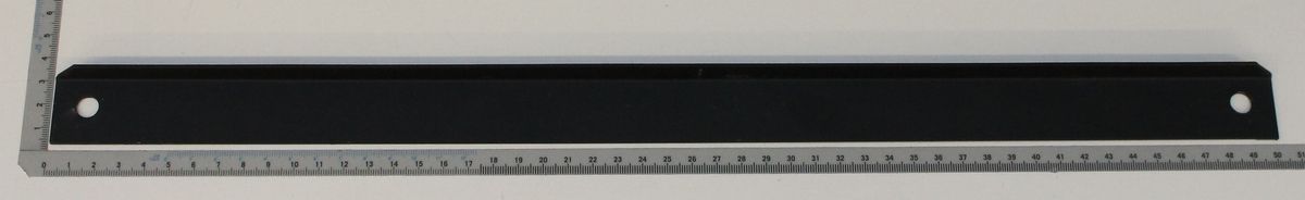 Eine lange schwarze Strebe mit zwei Löchern, von oben fotografiert. Produktname: Strebe lang unten.