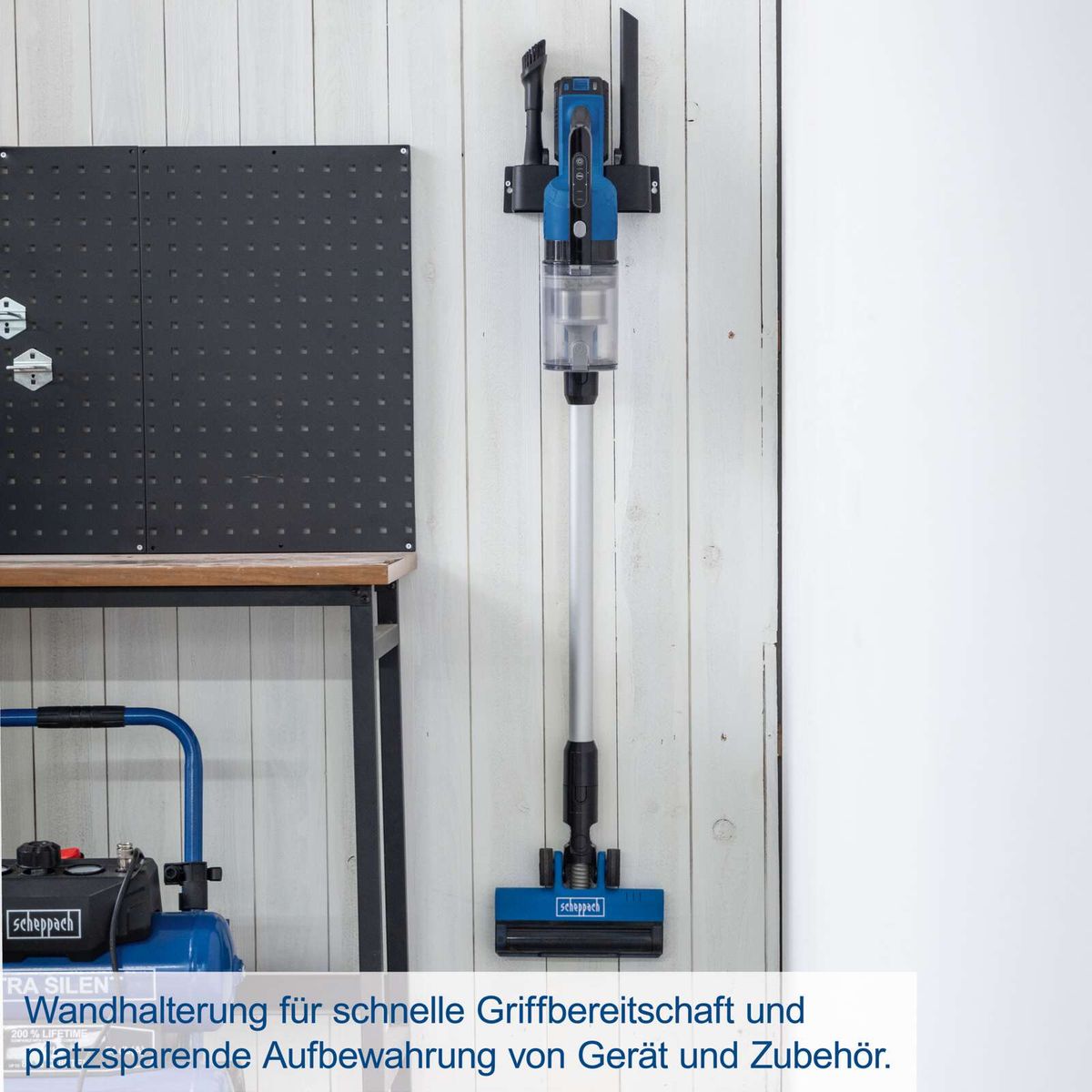 Wallhalterung für schnelle Griffbereitschaft und platzsparende Aufbewahrung von Gerät und Zubehör für Scheppach-Akku-Handstaubsauger.