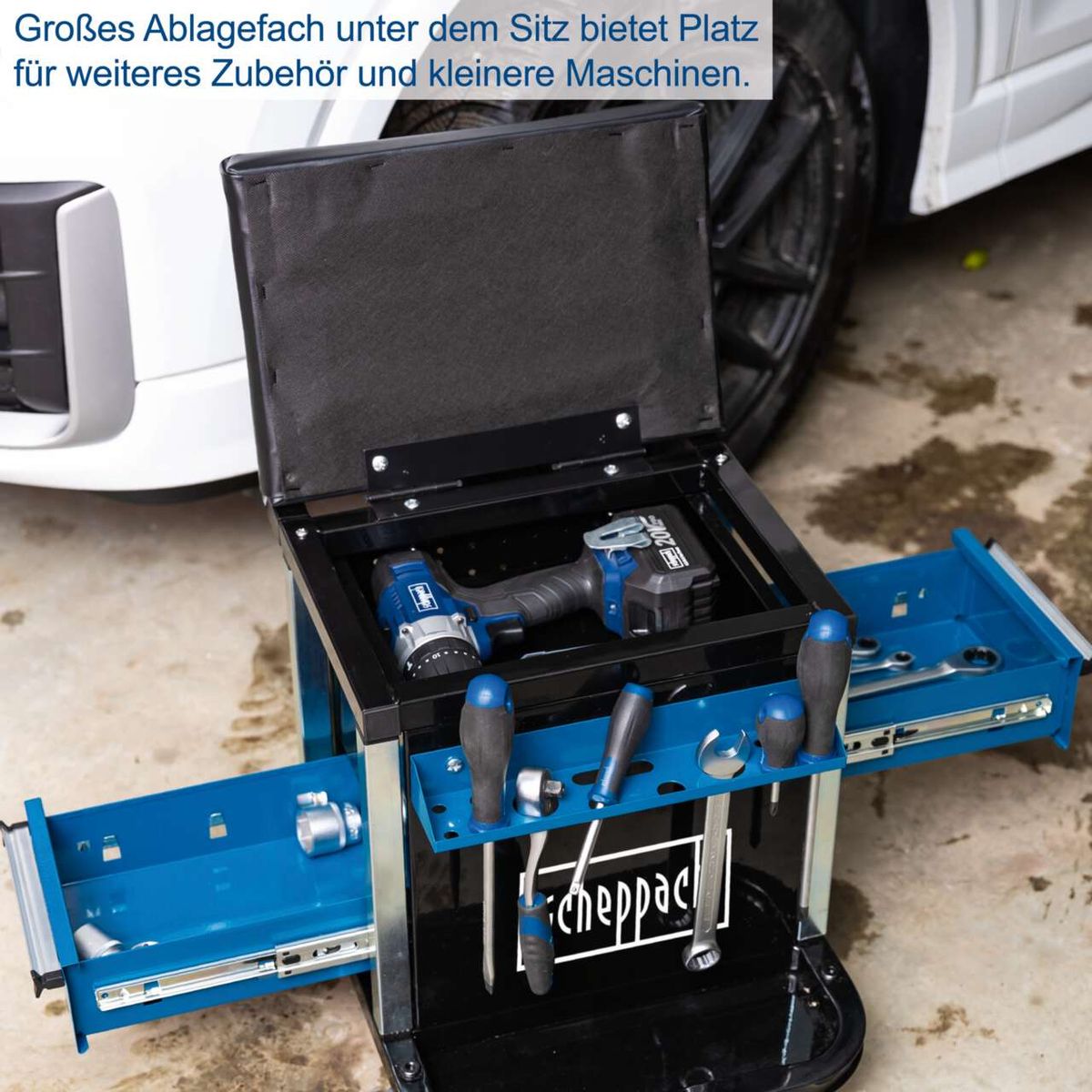 Großes Ablagefach unter dem Sitz bietet Platz für weiteres Zubehör und kleinere Maschinen.