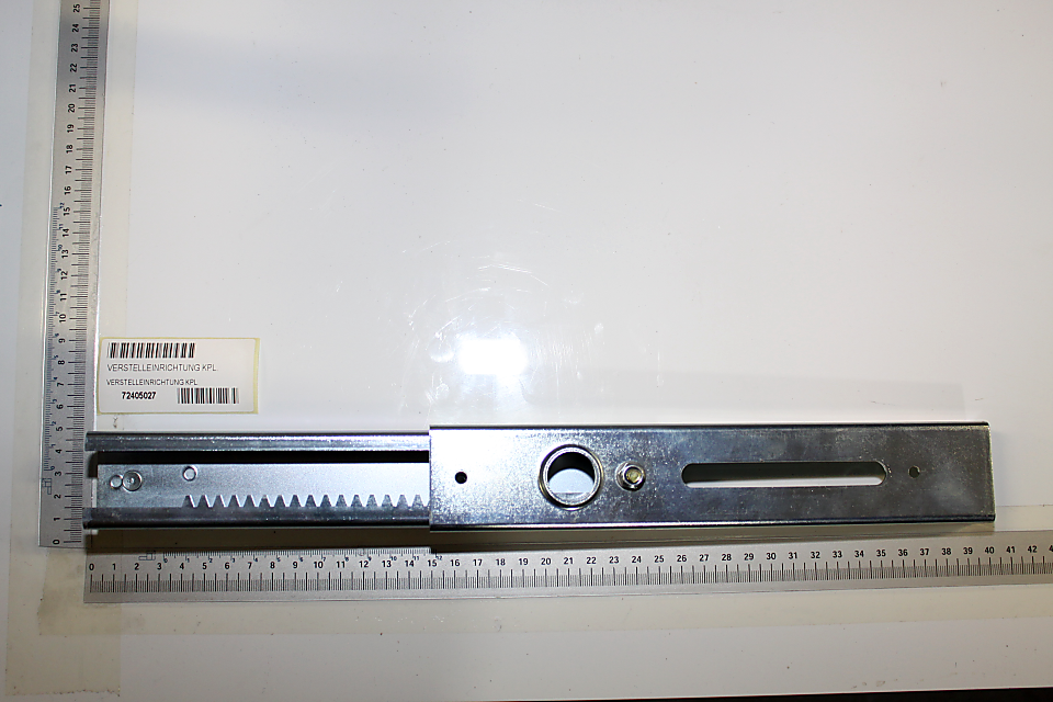 Verstelleinrichtung kpl. von Scheppach, gezeigt von der Seite mit einem Lineal zur Größenveranschaulichung.