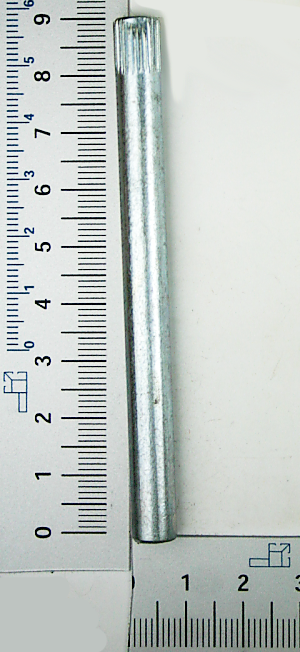 Ein Führungsbolzen Ø8x90 von Scheppach neben einem Lineal zur Größenveranschaulichung. Der Bolzen wird von links gezeigt.