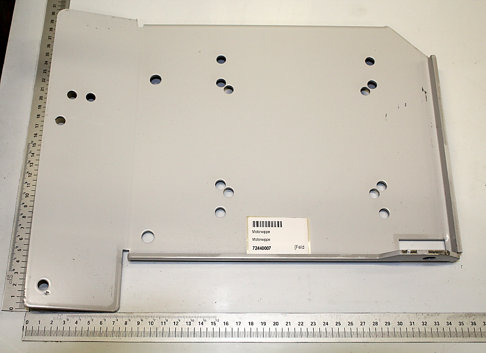 Motorwippe 4x289x410 von Scheppach, gezeigt von oben. Die Metallplatte hat mehrere Löcher und einen Etikett mit der Artikelnummer 72440007.
