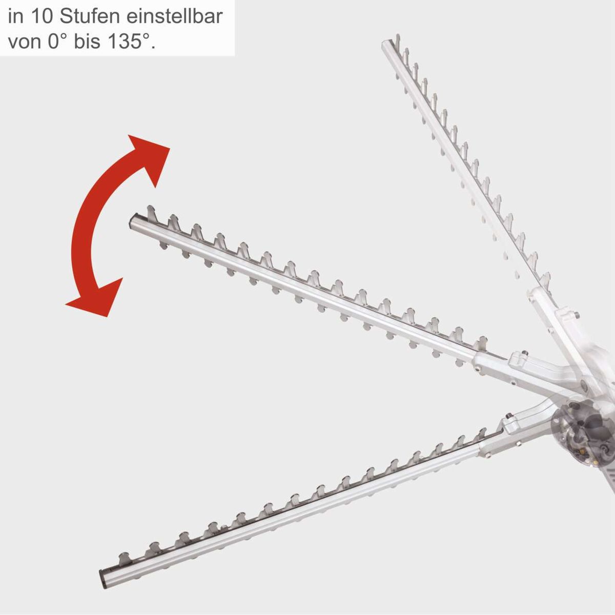Die Elektro-Langstiel-Heckenschere ETHT1000 von Scheppach bietet eine 10-stufige Verstellung des Schnittwinkels von 0° bis 135°.