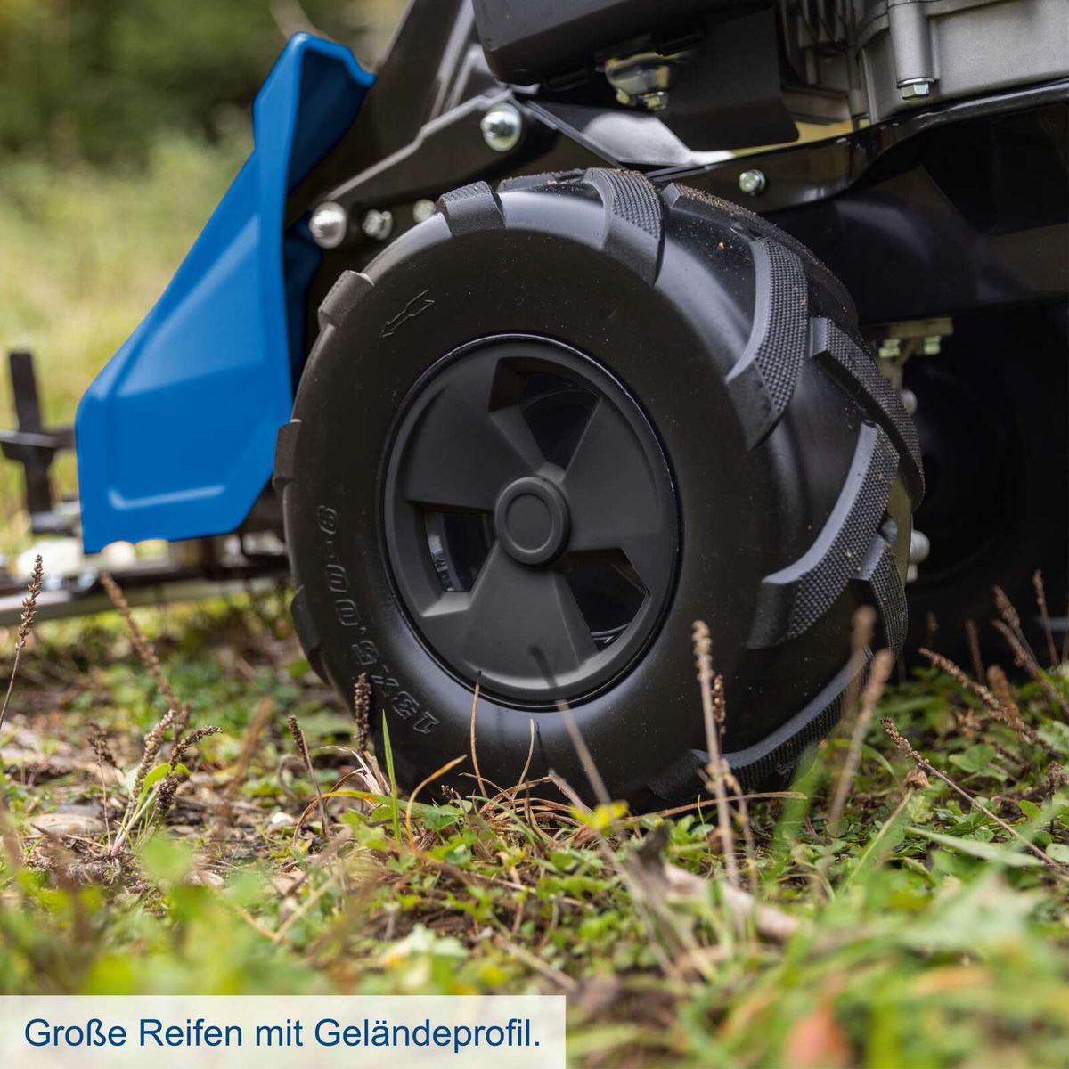 Große, geländetaugliche Reifen für robuste Fahrleistungen auf dem Scheppach-Balkenmäher BMS196-88