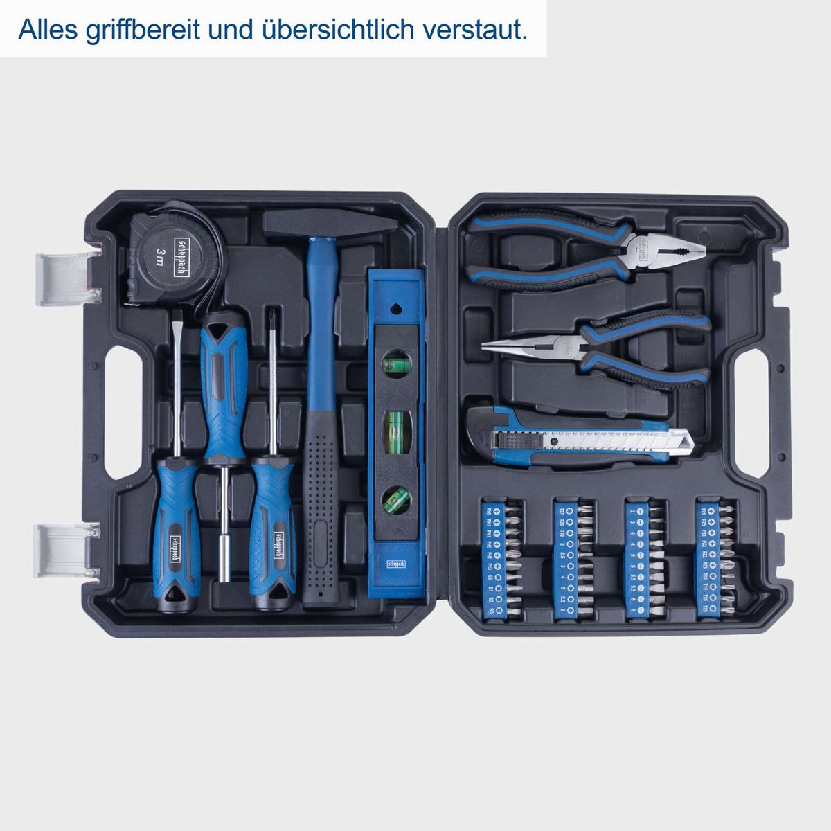 Werkzeugkoffer mit praktischen Organisationsfächern für Scheppach-Werkzeuge: Hammer, Schraubenzieher, Bits, Zangen, Wasserwaage, Maßband, Schraubendreher und Bohreraufsätze.