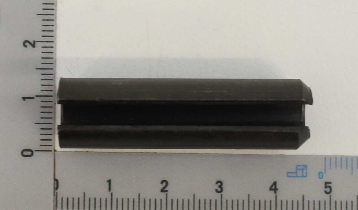 Ein schwarzer Spannhülse Ø8x40 von Scheppach, gezeigt von der Seite neben einem Lineal.