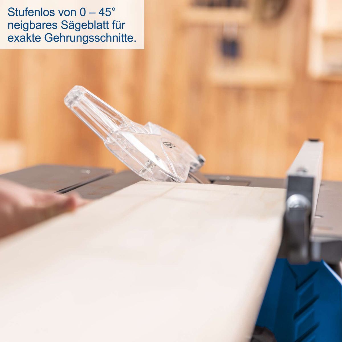 Stufenlos von 0 – 45° neigbares Sägeblatt für exakte Gehrungsschnitte.