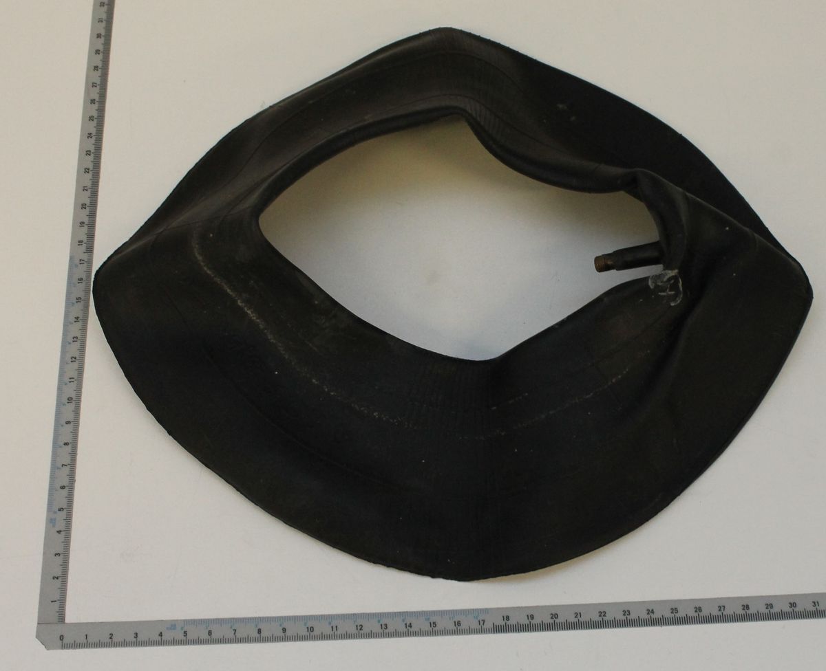 Scheppach-Schlauch mit Maßband für Reifenprüfung, Innenansicht mit Öffnung