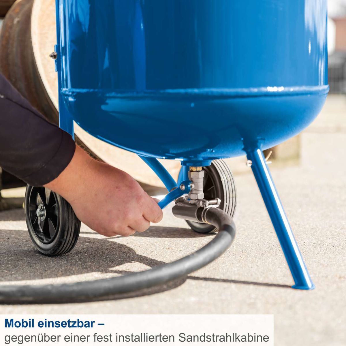 Mobiles Sandstrahlgerät SBT-80 von Scheppach. Mobil einsetzbar – gegenüber einer fest installierten Sandstrahlkabine.