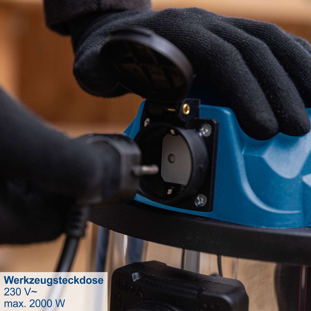 Der Nass- / Trockensauger NTS35 PREMIUM von Scheppach verfügt über eine Werkzeugsteckdose mit 230 V~ und einer maximalen Leistung von 2000 W.