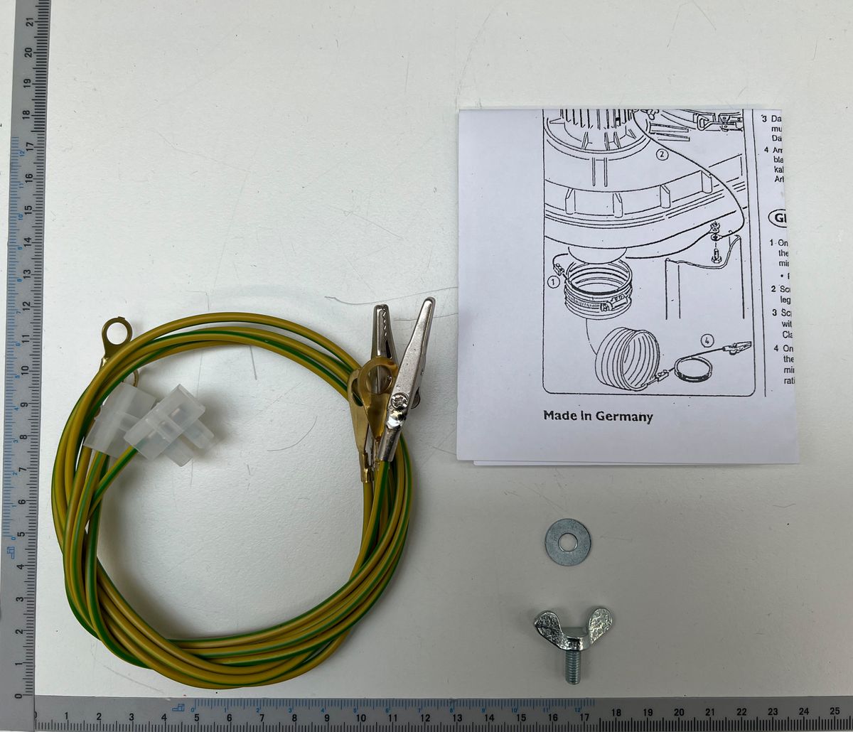 Erdungssatz für Absauganlage mit Kabel, Klemme und Schraube. Gezeigt von oben.